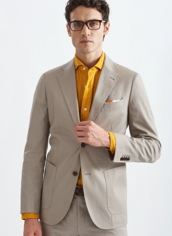 Jas blazer dengan aksen kerah klasik